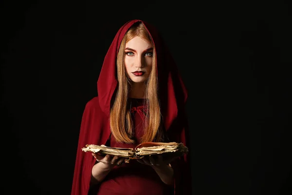 Joven Bruja Con Libro Hechizos Sobre Fondo Oscuro —  Fotos de Stock