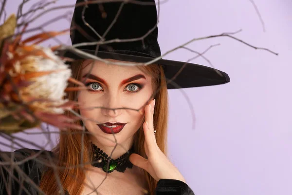 Hermosa Mujer Vestida Bruja Para Halloween Sobre Fondo Color — Foto de Stock