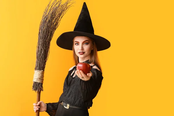 Joven Bruja Con Manzana Sobre Fondo Color —  Fotos de Stock