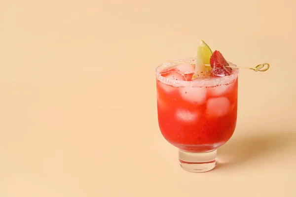 Bicchiere Margarita Alla Fragola Saporito Sfondo Colori — Foto Stock