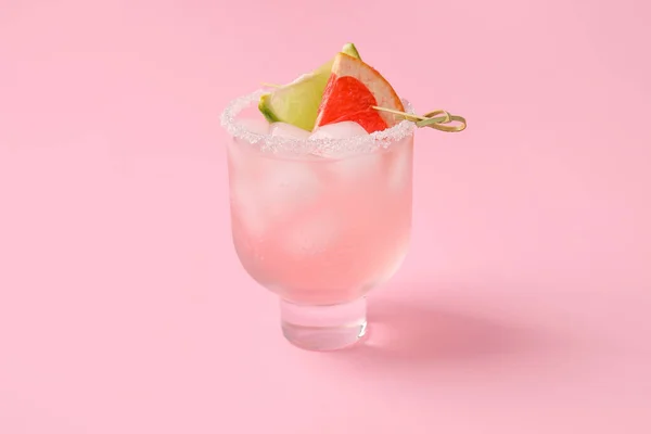 Glas Leckere Grapefruit Margarita Auf Farbigem Hintergrund — Stockfoto