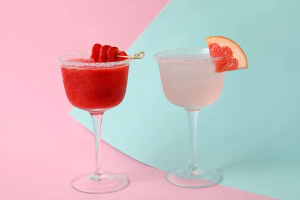 Gläser Mit Schmackhafter Grapefruit Und Erdbeer Margarita Auf Farbigem Hintergrund — Stockfoto