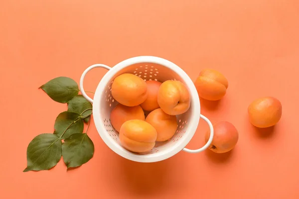 Colander Tasty Ripe Apricots Color Background — Stock Photo, Image