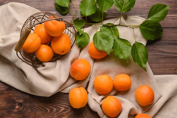 Leckere Reife Aprikosen Auf Hölzernem Hintergrund — Stockfoto