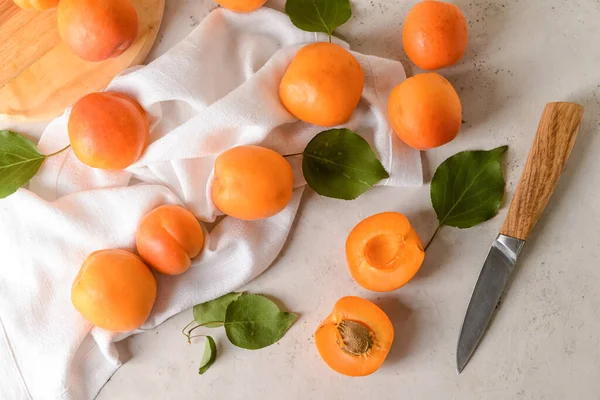 Hafif arka planda lezzetli olgun kayısılar.