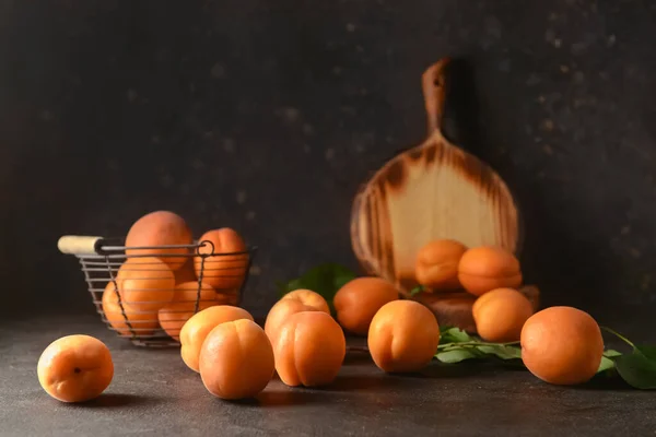 Basket Tasty Ripe Apricots Dark Background — Stock Photo, Image