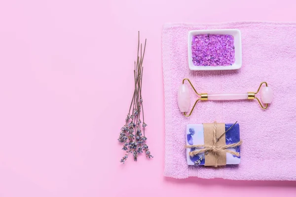 Seife Gesichtsmassagegerät Meersalz Handtuch Und Lavendelblüten Auf Farbigem Hintergrund — Stockfoto