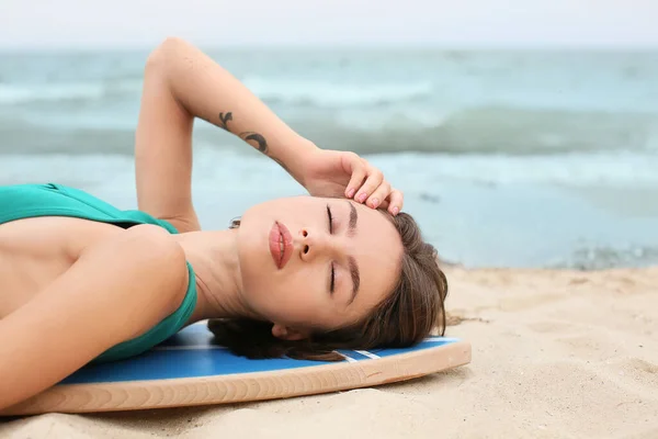 Mooie Jonge Vrouw Met Surfplank Strand Resort — Stockfoto
