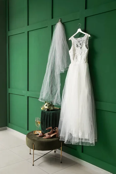 彩墙附近漂亮的婚纱和配饰 — 图库照片