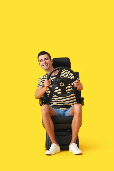 Человек Автомобильном Кресле Рулем Цветном Фоне — стоковое фото