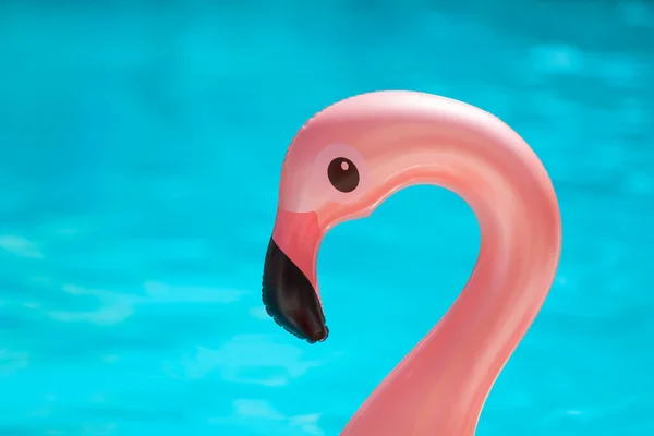 Aufblasbarer Ring Form Eines Flamingos Seebad Nahaufnahme — Stockfoto