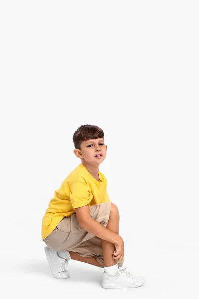 Μικρό Αγόρι Που Ξύνεται Λευκό Φόντο — Φωτογραφία Αρχείου