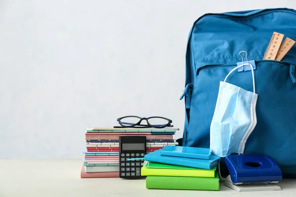 Set Papelería Mochila Máscara Médica Sobre Fondo Claro —  Fotos de Stock