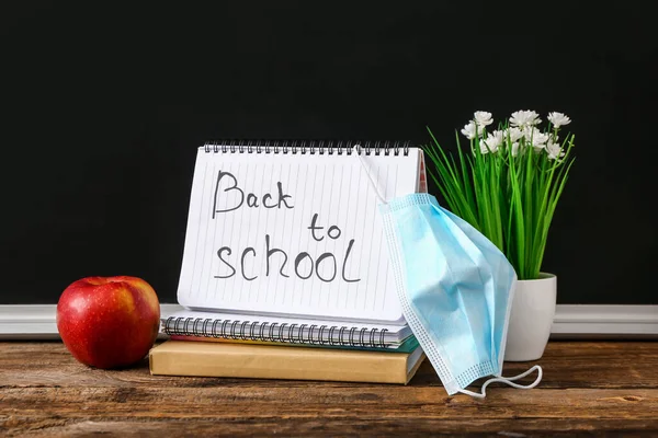 Cuaderno Con Texto Volver Escuela Juego Papelería Máscara Médica Mesa — Foto de Stock