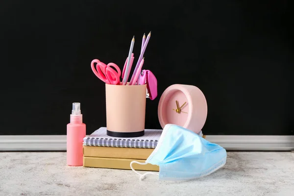 Conjunto Papelería Máscara Médica Mesa Aula — Foto de Stock