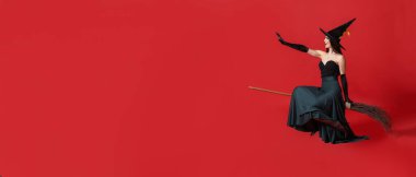 Cadılar Bayramı için cadı gibi giyinmiş güzel bir kadın. Renkli arka planda, metin için yeri olan.