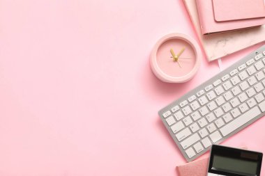 Ofis malzemeleri ve renk arkaplanda bilgisayar klavyesi olan çalar saat