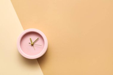 Renk arkaplanındaki alarm saati