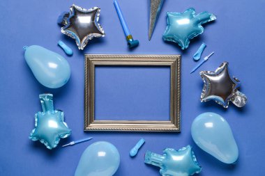 Çerçeveli kompozisyon, balonlar ve renkli arkaplanda mumlar