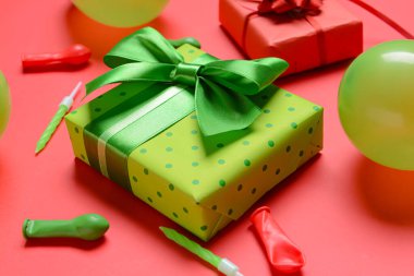 Arkaplanda hediye kutuları, balonlar ve mumlar, yakın plan