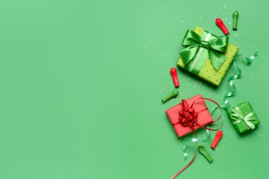 Arkaplanda hediye kutuları, balonlar ve konfetiler