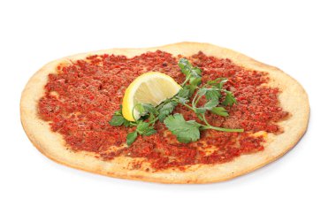 Beyaz arka planda lezzetli Türk pizzası