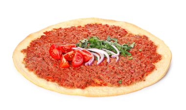 Beyaz arka planda lezzetli Türk pizzası