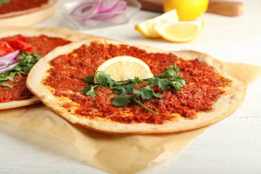 Beyaz ahşap arka planda lezzetli Türk pizzası