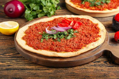 Ahşap zemin üzerinde lezzetli Türk pizzası olan tahta.