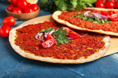 Renkli arkaplanda lezzetli Türk pizzası olan tahta