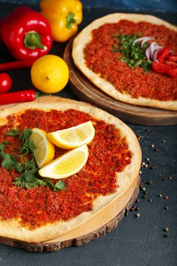 Koyu arkaplanda lezzetli Türk pizzası olan tahtalar