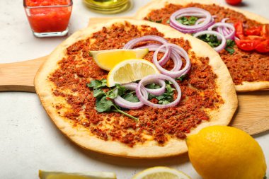 Açık arkaplanda lezzetli Türk pizzası olan pano
