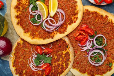 Arka planda lezzetli Türk pizzası