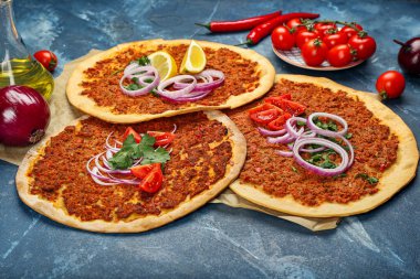Arka planda lezzetli Türk pizzası