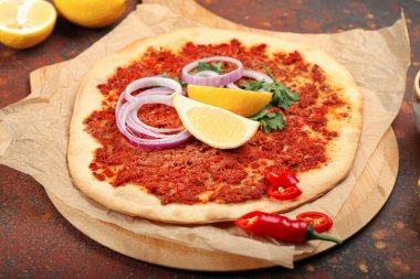 Grunge arka planında lezzetli Türk pizzası olan kurul