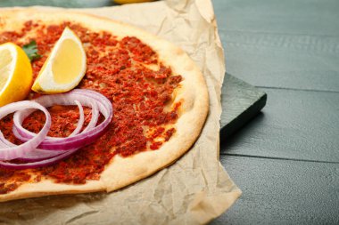 Tahtada ahşap renkli lezzetli Türk pizzası var.