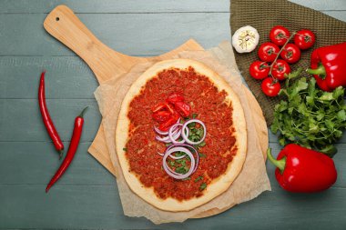 Tahtada ahşap renkli lezzetli Türk pizzası var.