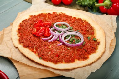 Tahtada ahşap renkli lezzetli Türk pizzası var.