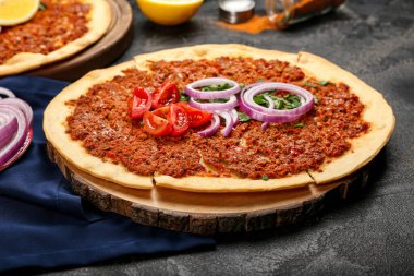 Koyu arkaplanda lezzetli Türk pizzası olan tahta