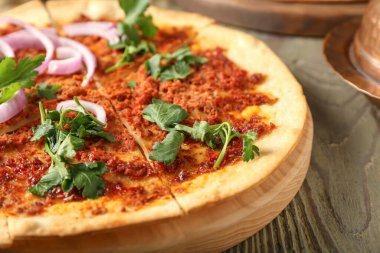 Ahşap zemin üzerinde lezzetli Türk pizzası