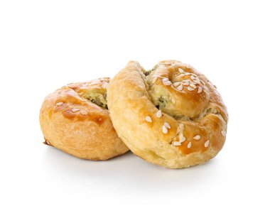 Beyaz arka planda ıspanakla doldurulmuş puf böreği.