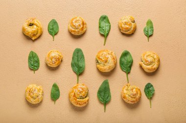 Arka planda ıspanakla doldurulmuş puf böreği.