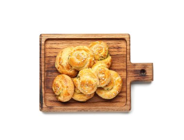 Beyaz arka planda ıspanakla doldurulmuş puf böreği.