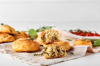 Ispanakla doldurulmuş puf böreği.