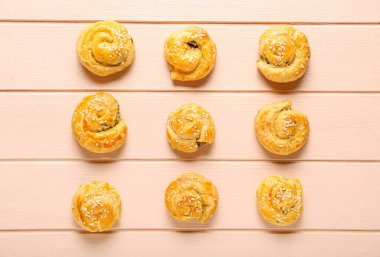 Ahşap arka planda ıspanakla doldurulmuş puf böreği.