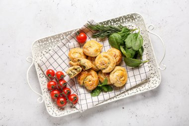 Hafif arka planda ıspanak ve domatesle doldurulmuş puf böreği