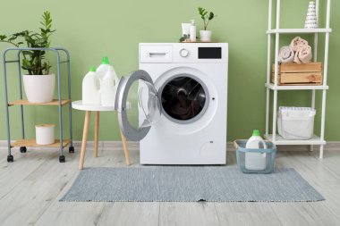 Modern çamaşır makinesiyle banyo.