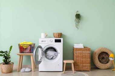 Modern çamaşır makinesiyle banyo.