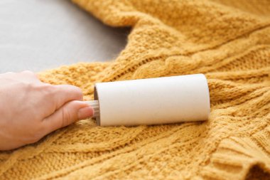 Örgü ören süveteri temizleyen kadın, yakın plan.