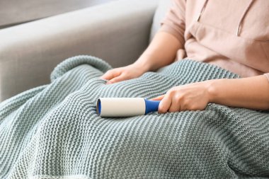 Örgü ören süveteri temizleyen kadın, yakın plan.